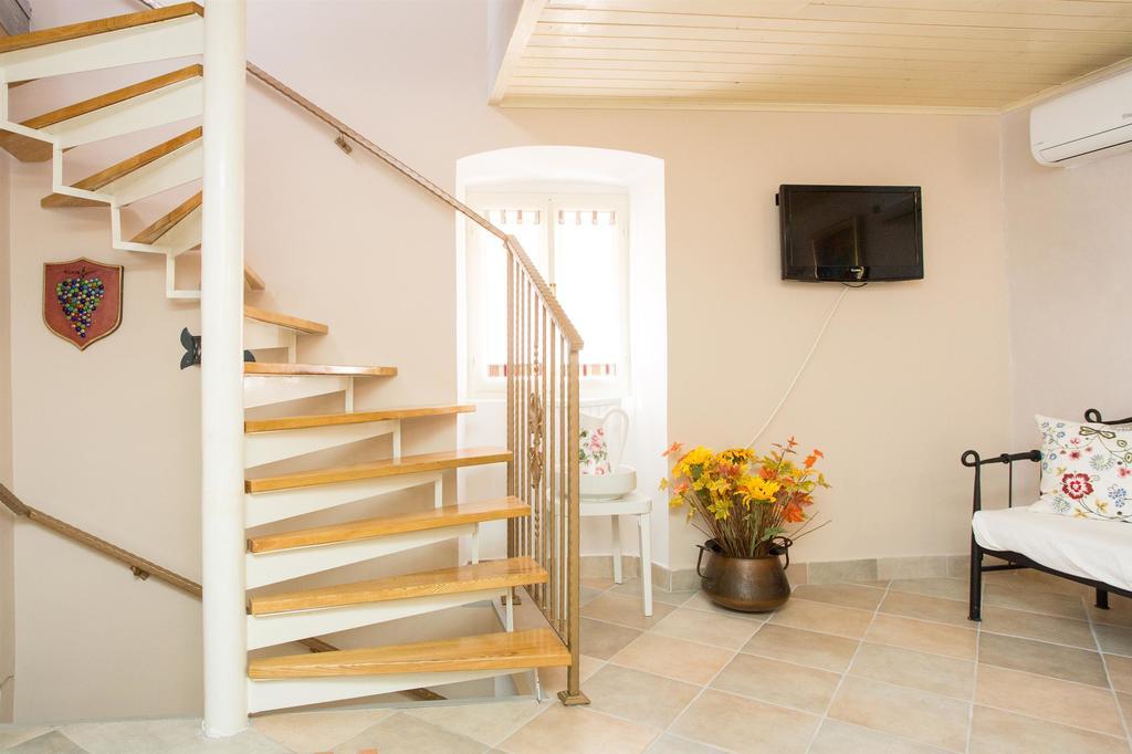 Holiday Home Smokovec Vrbnik Eksteriør billede