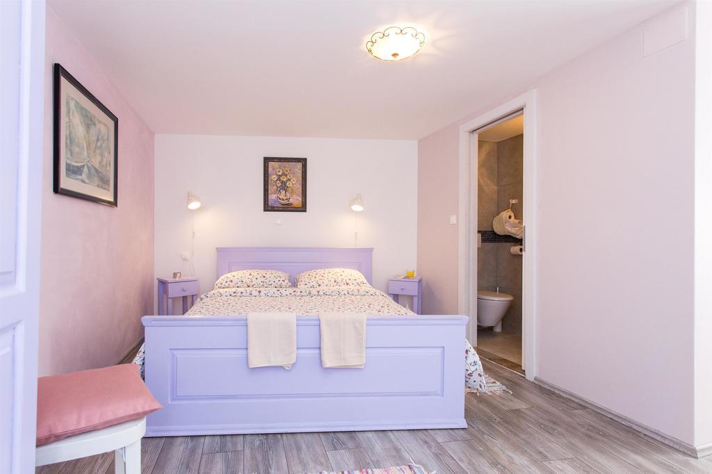 Holiday Home Smokovec Vrbnik Eksteriør billede