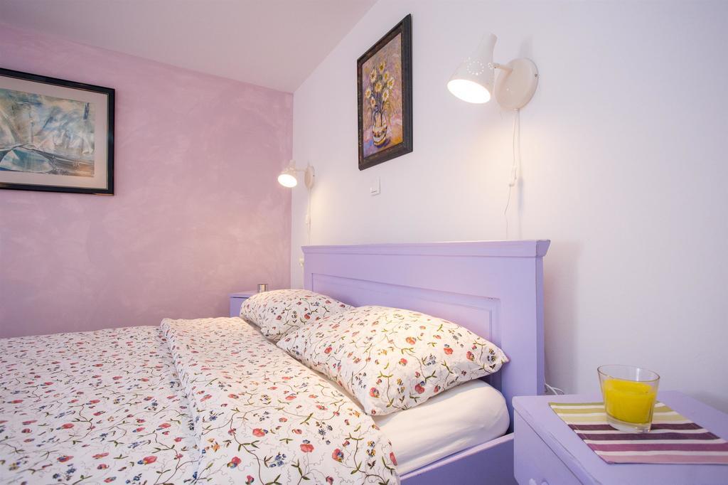 Holiday Home Smokovec Vrbnik Eksteriør billede