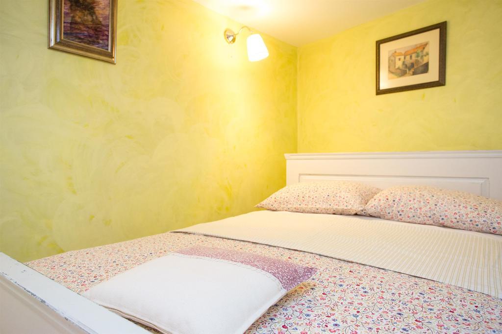 Holiday Home Smokovec Vrbnik Eksteriør billede