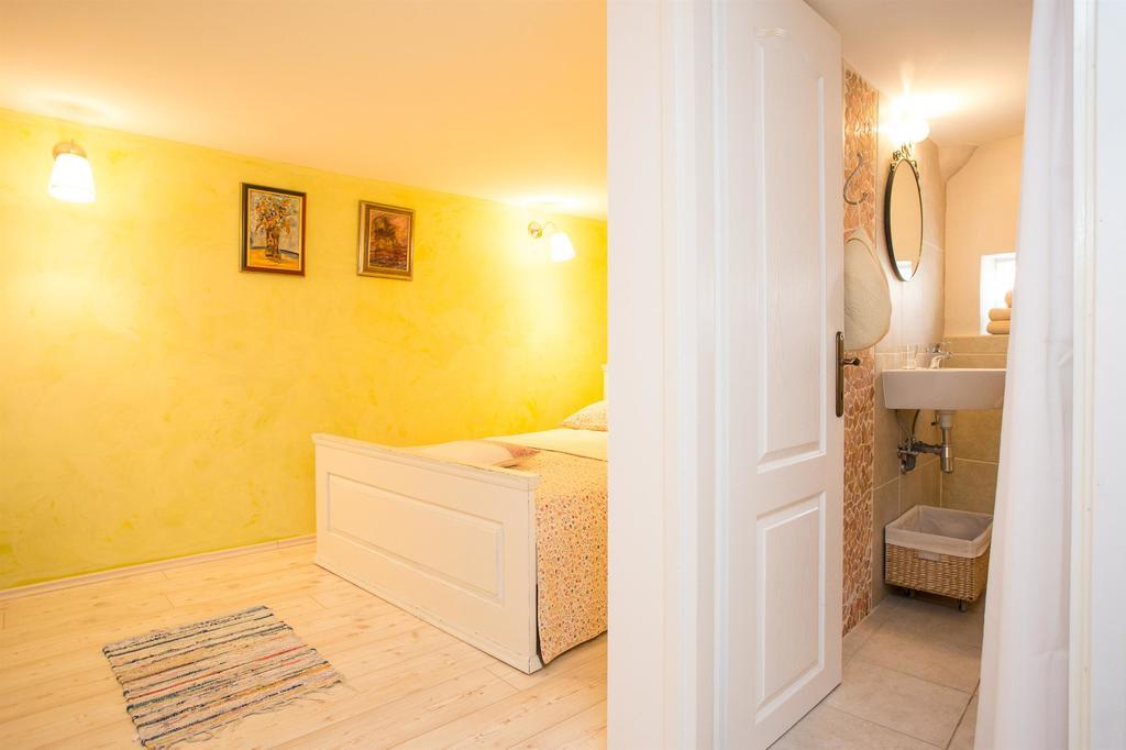 Holiday Home Smokovec Vrbnik Eksteriør billede