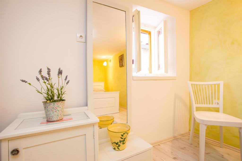 Holiday Home Smokovec Vrbnik Eksteriør billede